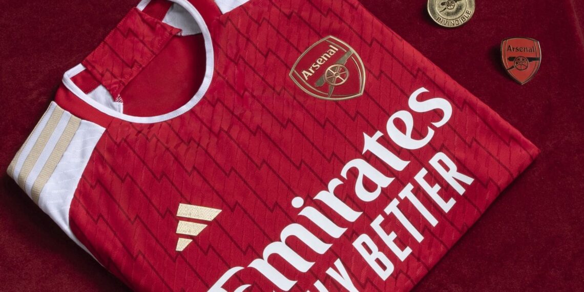 El Arsenal Jersey de Local 2023-24 Adidas ha sido presentado y rinde homenaje al histórico equipo de los Invencibles que cautivó al mundo del fútbol durante la temporada 2003/04.