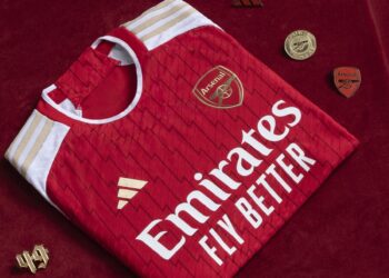 El Arsenal Jersey de Local 2023-24 Adidas ha sido presentado y rinde homenaje al histórico equipo de los Invencibles que cautivó al mundo del fútbol durante la temporada 2003/04.