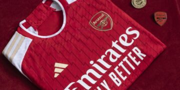 El Arsenal Jersey de Local 2023-24 Adidas ha sido presentado y rinde homenaje al histórico equipo de los Invencibles que cautivó al mundo del fútbol durante la temporada 2003/04.